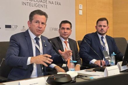 O governador Mauro Mendes participa de um frum em Lisboa