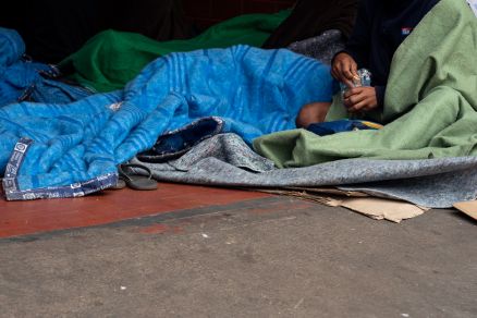 Morador de rua dorme embaixo de cobertor no Centro da cidade