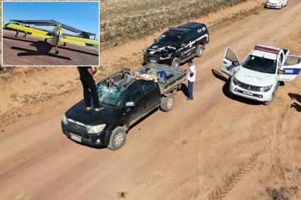 Veculo parcialmente destrudo aps coliso de avio (em detalhe) 