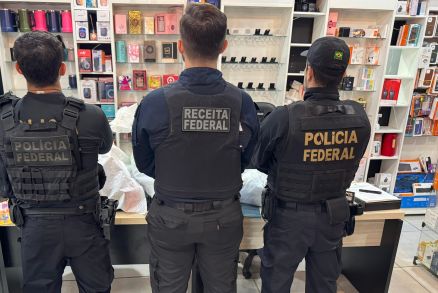 Policiais federais e agente da Receita Federal realizaram batida em lojas da cidade