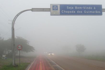 A entrada de Chapada dos Guimares sob forte neblina