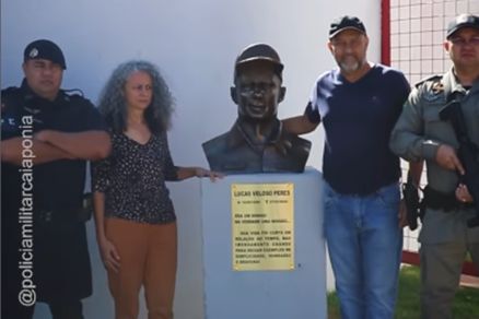 Os pais de Lucas Veloso durante inaugurao de quartel em Gois 