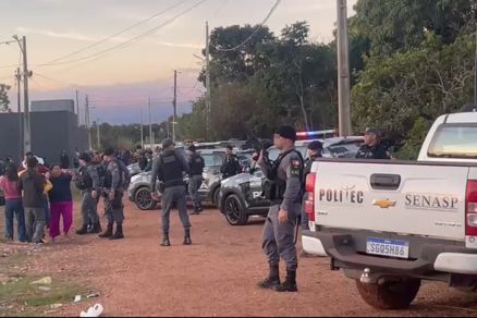 Agentes da Polcia Militar durante abordagem que deixou dois mortos 
