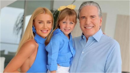 Ana Paula Siebert e Roberto Justus com a filha do casal, Vicky Justus