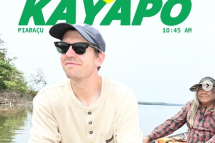 O piloto alemo Sebastian Vettel em um barco na regio do Xingu