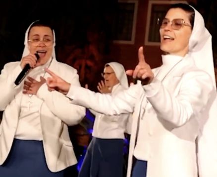 As irms Marizele e Marisa durante a gravao de clipe no Paran, aps viralizarem em programa de TV