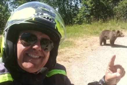 Omar Farang Zin com urso em foto publicada no Facebook -