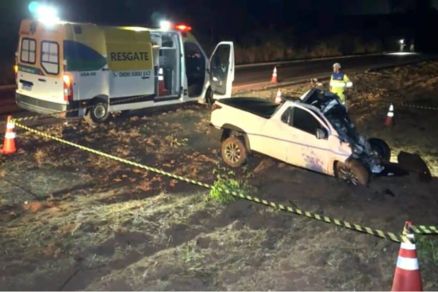 Picape ficou destruda aps coliso frontal com carreta na BR-163