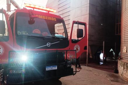 Viatura do Corpo de Bombeiros; bombeiros controlaram incndio 