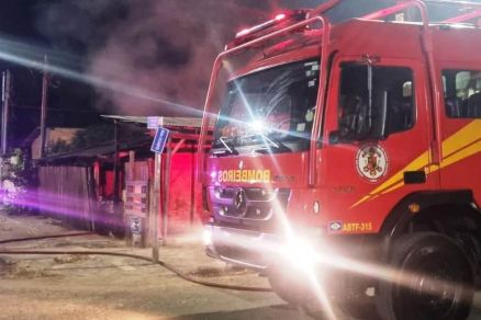 A equipe iniciou rapidamente o combate direto s chamas e conseguiu evitar que o incndio destrusse por completo a cozinha