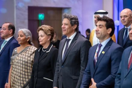 Dilma Roussef, presidente do banco do Brics, ao lado do ministro da Fazenda, Fernando Haddad, em evento do Brics