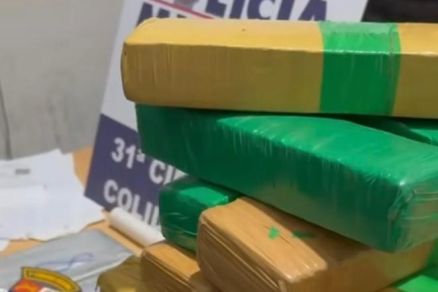  Os militares apreenderam 33 tabletes de maconha, dois tabletes de cocana e diversas embalagens para manuseio dos ilcitos