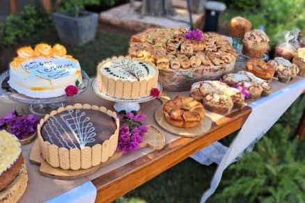 Convidados foram recebidos com uma mesa preparada com pes, bolos e doces preparados pelos reeducandos