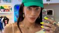 Maya Massafera posa de topless na piscina e a web reage