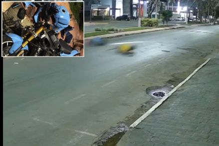 Imagem mostra momento em que motociclista  arremessado de moto, que ficou destruda (em detalhe)