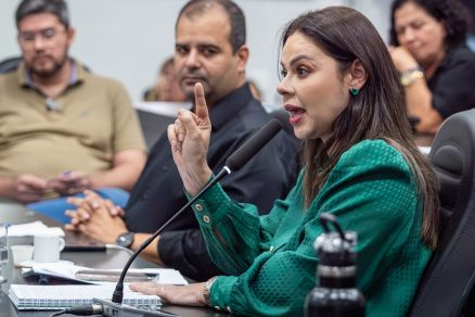 A vereadora Michelly Alencar, que confrontou o ex-prefeito Emanuel Pinheiro durante CPI na Cmara de Cuiab 