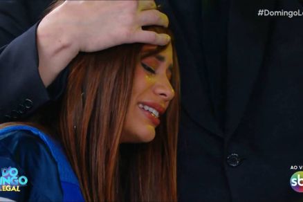 A cantora Lexa, que se emocionou durante interao com padre Marcelo Rossi no Domingo Legal