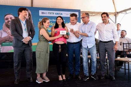 O governador Mauro Mendes entregou chaves da casa prpria para famlias em Vrzea Grande
