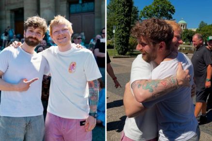 A imagem  dividida em duas partes.  esquerda, duas pessoas esto posando para a foto, uma ao lado da outra, sorrindo. A pessoa  esquerda tem cabelo castanho e barba, vestindo uma camiseta branca e calas jeans. A pessoa  direita tem cabelo loiro e usa 