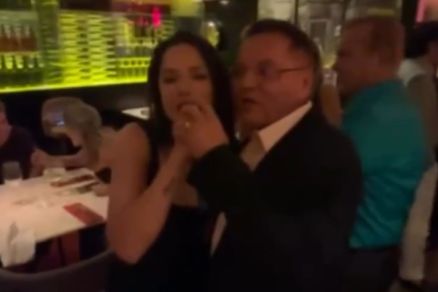 Os deputados Janaina Riva e e Eduardo Botelho cantando em restaurante de Lisboa