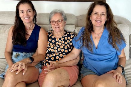 Bia Spinelli (ao centro) com as filhas Marina (esq) e Viviane (dir)