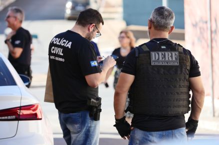 Polcias durante Operao Aconchego, deflagrada  no Centro Histrico e Cuiab 