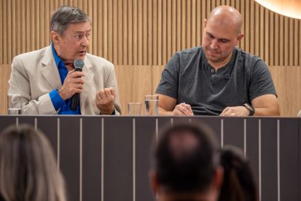 O conselheiro Waldir Teis e o prefeito Abilio Brunini durante solenidade no TCE h alguns meses