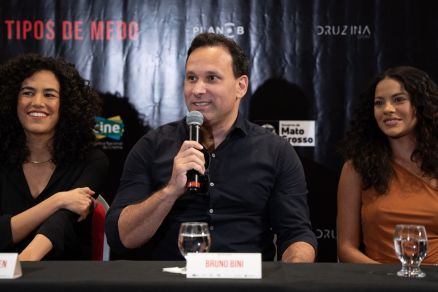 O diretor Bruno Bini ao lado das atrizes Brbara Colen (esq) e Bella Campos (dir), que atuam no filme
