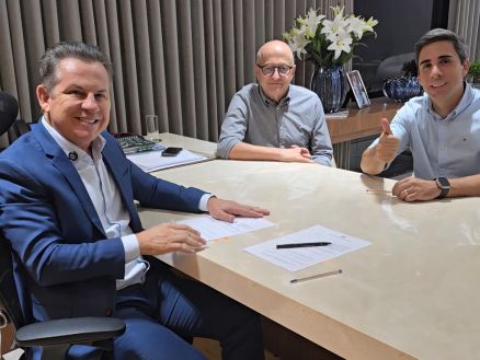 O governador Mauro Mendes junto do vice Otaviano Pivetta e do secretrio Alan Porto