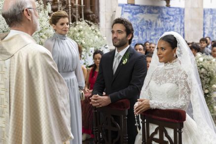 Casamento de Maria de Fátima (Bella Campos) com Afonso (Humberto Carrão) anima fãs da novela 