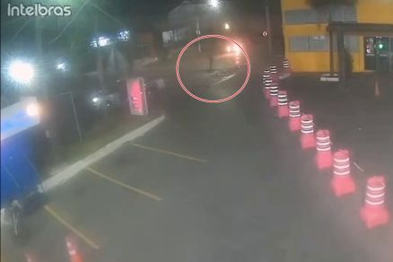 Imagem mostra o momento em que suspeito foge do local 