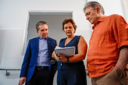 O presidente do TCE-MT, Srgio Ricardo, juntamente com a presidente do Abrigo, Mrcia Ferreira, e o conselheiro Antonio Joaquim