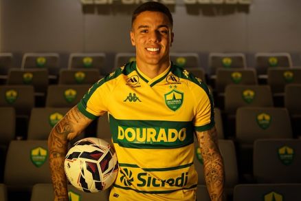 O atacante Carlos Alberto, que foi anunciado pelo Cuiab  