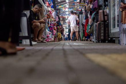 Corredor da estrutura provisria do Shopping Popular, em Cuiab