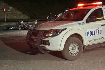 Menor atropela pedestre, cai da moto e morre atingido por carreta