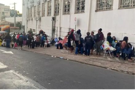 Fila formada nas imediaes da Secretaria Municipal da Mulher (Brbara Siviero/Reproduo)