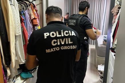 Polcias durante o cumprimento de 50 ordens judiciais em operao 