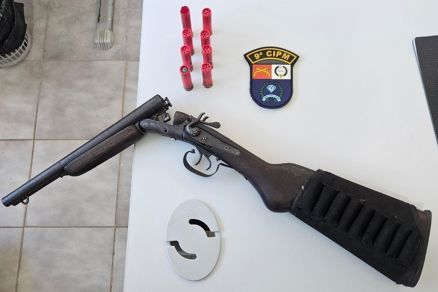 Arma apreendida na casa da vtima e que com a qual a jovem disse ter sido ameaada 