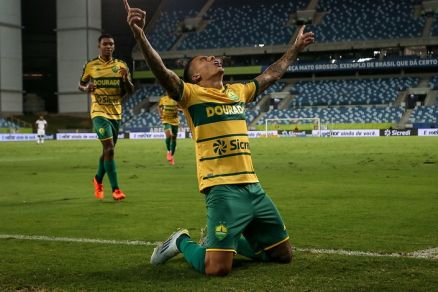 O atacante Carlos Alberto, que estreou com gol (Ascom/Dourado)