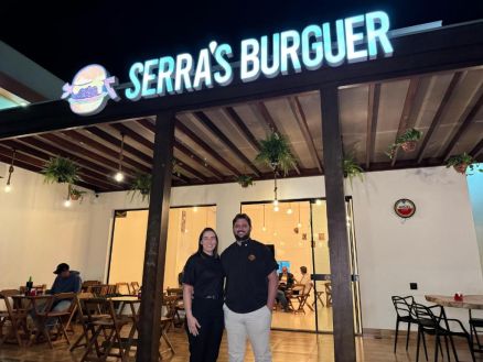 Letcia e Rikardo, fundadores do Serras Burguer, celebram o crescimento do negcio em Tangar da Serra