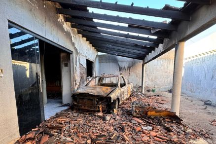 Parte da casa e o carro de Meire destrudos pelo incndio de sexta