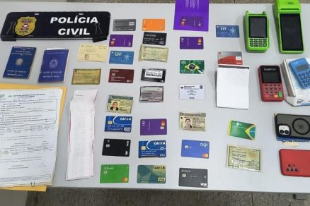 Durante o cumprimento do mandado de busca, foram apreendidos mais de 20 cartes bancrios