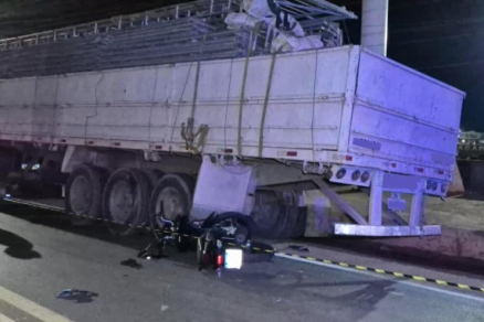 O motociclista morreu aps colidir contra carreta estacionada