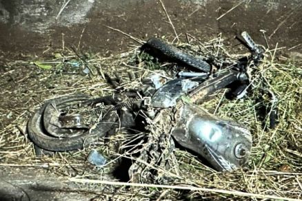 Motocicleta ocupada pela vtima ficou destroada aps o acidente