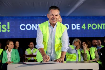 O governador Mauro Mendes, durante a assinatura da ordem de servio