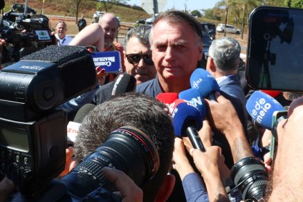 Bolsonaro fala a imprensa aps colocar tornozeleira na Secretaria de Administrao Penitenciria do Distrito Federal