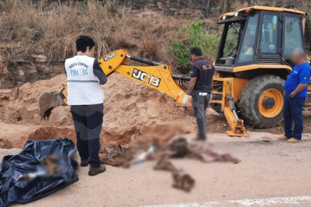 O corpo foi encontrado enrolado em tecido de cor roxa