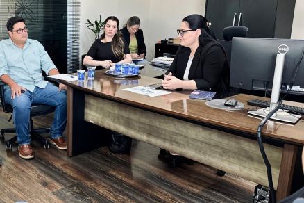 A primeira-dama, Samantha Iris, em reunio com os representantes para alinhamentos finais para o incio da obra