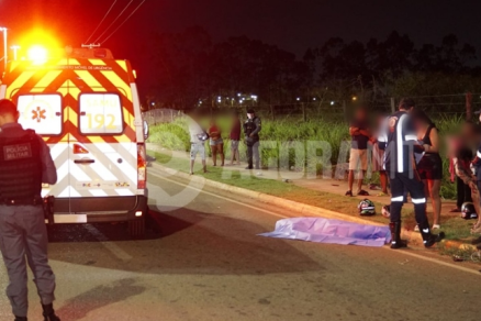 O jovem morreu no local aps colidir a motocicleta em um poste
