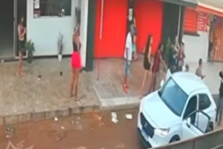 O homem foi socorrido pelos frequentadores mas no resistiu e morreu 